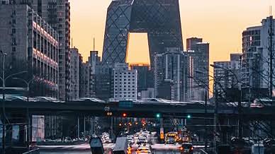 8K延时北京国贸央视大楼黄昏日转夜车流视频的预览图
